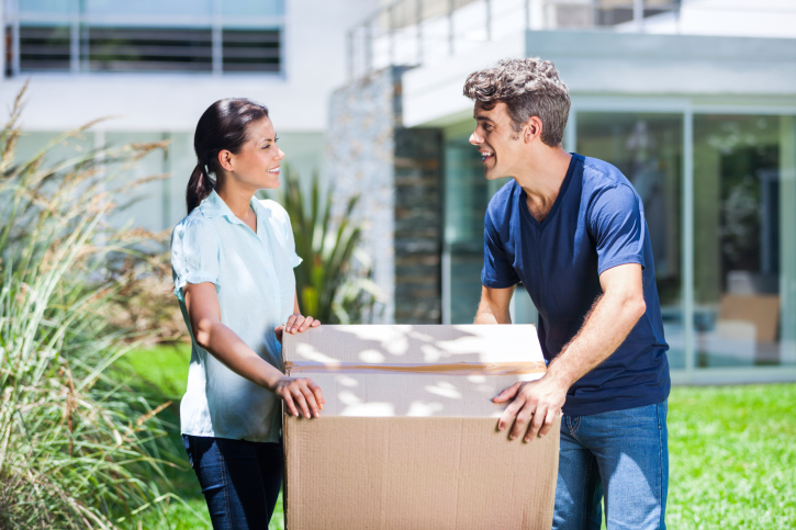 Couple-moving-boxes